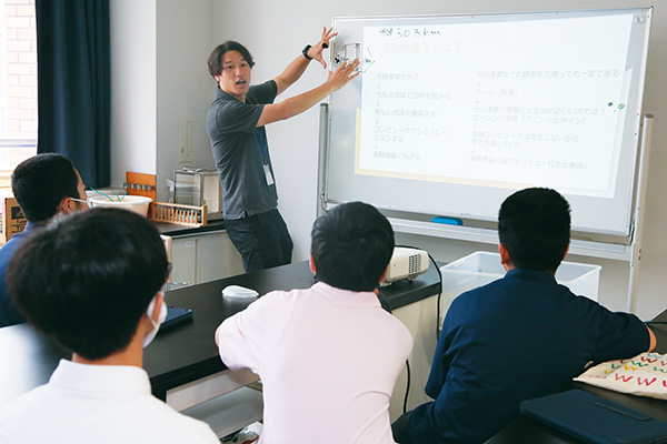 専門領域 理論物理　太箸良介先生の研究体験は「理論物理とは？」。既存の理論を使ってさまざまな現象を予測するのが理論物理。例えば相対性理論の式から身の回りの現象について仮説を立て、数値的なシミュレーションや数値解析などを用いて証明していきます。