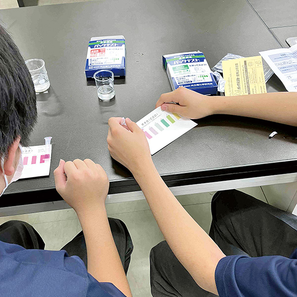 専門領域　地球環境生物学　鈴本浩一朗先生の研究体験のテーマは、「川の水と水槽の水の汚染度を調べて比べてみよう」。生徒たちは『パックテスト』で水の汚染度を調査・比較。水に含まれる成分の違いを、興味深く観察していました。