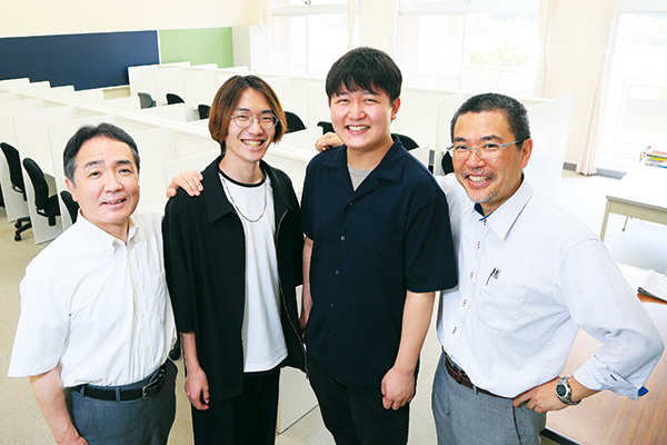 佐野さん、岸本さんの恩師である理科担当の清水健一先生(左)と社会科担当の関口俊洋先生(右)と『学習センター』にて。「下校時間後も学校で勉強がしたい!」という生徒からの声に応えてスタートした学習センターは、放課後午後3時から8時まで利用可能。難関大学在学中のチューターが常駐し、生徒の質問に対して正答が導き出せるよう指導しています。岸本さんと佐野さんは、現在、同センターにてチューターを担当しています。