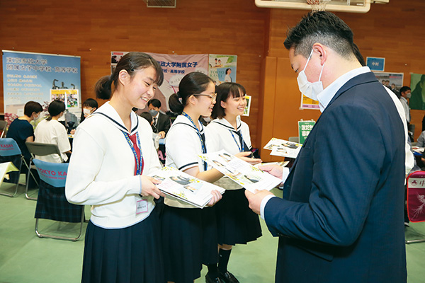 説明会で、受験生や保護者からの質問に一生懸命答えます。内容に応じて自分の体験談を交えるなど、一人ひとりが受験生に寄り添う工夫をしています。