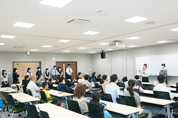 説明会当日の活動以外に、外部フェアなどの活動レポート作成も業務の一環です。資料作成や発送、お弁当の数量確認など、活動内容は多岐にわたります。