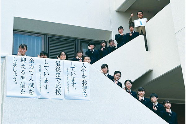 アドミッションスタッフはYouTubeなどSNSでも情報を発信。入試直前には受験生へ向けた温かいメッセージも！