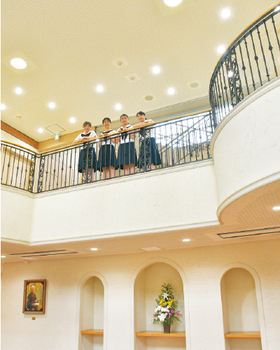 エントランス前の広々とした空間は、劇やダンスの練習など、自由に使用されています。アーチ状の窓、バルコニーの手すりの緻密な装飾など、生徒の感性を育む意匠がちりばめられています。