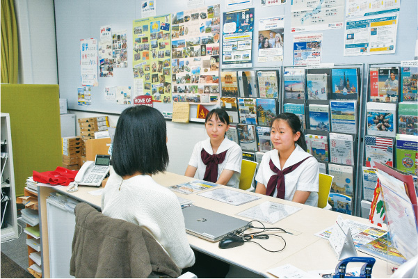 2年前に新設された「海外留学支援室」には海外留学専門のスタッフが常駐し、短期から長期までさまざまな留学をサポート。個性・多様性を重視する同校らしく、海外大学志望者も増加傾向です。