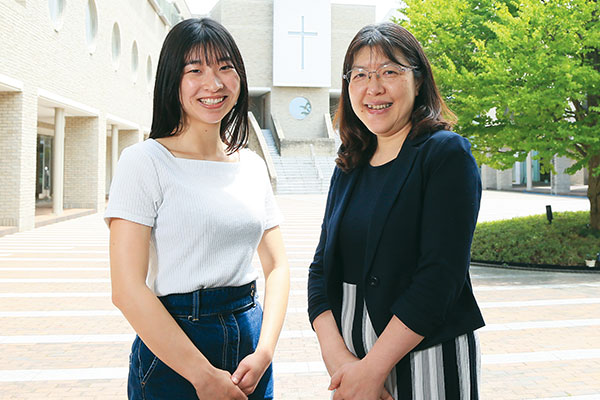 中3時の担任でフランス語を担当していた鷲頭弘子副校長先生と。「私の6年間を見守ってくれた恩師です」（齊藤さん）