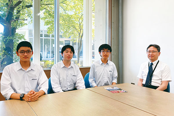 右から江刺先生と部長のTさん、副部長のEさん、Yさん。