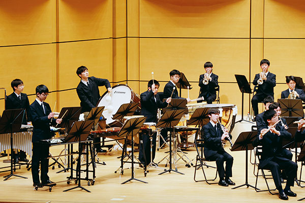 ポップスから難曲まで、さまざまなジャンルの曲を披露しました。