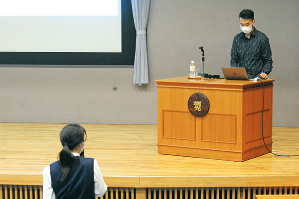 さまざまな分野の第一線で活躍する大学教授などを招いて行われる『大学訪問授業』。昨年は早稲田大学文学学術院文化構想学部教授のドミニク・チェン氏（写真）が来校し、「未来をつくる言葉」をテーマに講演しました。この恒例行事が、生徒の進路選択のきっかけになることもあります。