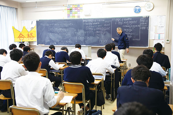 同校ではコース制を導入。中3から高1まで特進クラスの『SA（Super Advanced）』と標準クラス『A（Advanced））』の2コースを用意しています。高2からは『文Ⅰ（国公立大文系）』『理Ⅰ（国公立大理系）』『文Ⅱ（私立大文系）』『理Ⅱ（私立大理系）』の4コースを設置。第一志望の大学に的を絞れるようにしています。また、『文Ⅰ』と『理Ⅰ』には、東大や京大などの最難関国立大をめざす生徒に向けた選抜の『αクラス』を設置し、少人数クラスによる授業を展開しています。