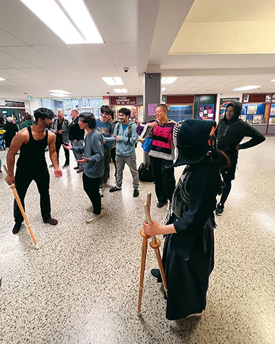 パフォーマンスでは剣道を披露。多くの人とジェスチャーを交えながら会話ができて、楽しいイベントになりました。