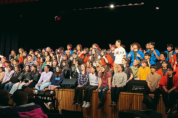 学校生活2日目に、高校の体育館で生徒やホストファミリーを前に日本文化の紹介とパフォーマンスを行いました。文化紹介ではけん玉や折り紙などを見ていただきました。