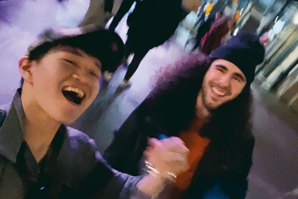 野球観戦が大好きな僕のために、ホストファミリーが車で6時間かけてシアトルまでMLB観戦に連れていってくれました。ホームチームの勝利に喜びすぎて、お兄さんと踊りながら撮影したために写真がブレました。