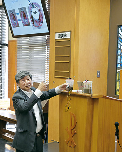 ポーラスαを微生物電池に活用するシステムについて、開発者の山陽小野田市立山口東京理科大学特任教授・森田廣氏による実験も実施されました。