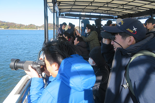 「YOKOSUKA軍港めぐり」クルーズ乗船時の様子。アメリカ海軍の空母ジョージ・ワシントンが見え、生徒たちは大興奮！