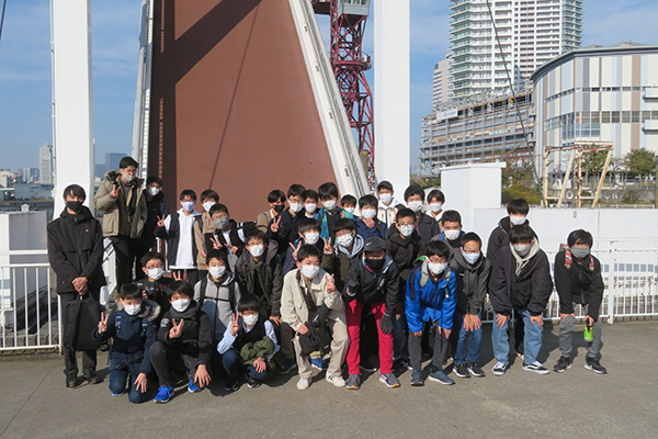豊洲にある石川島播磨重工業の造船所跡で記念撮影。