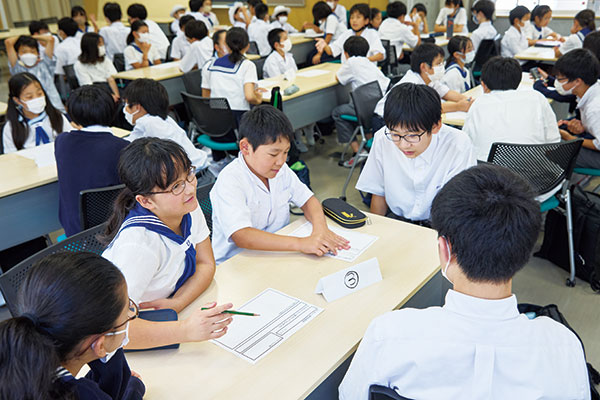 ディスカッションする中学生たち。