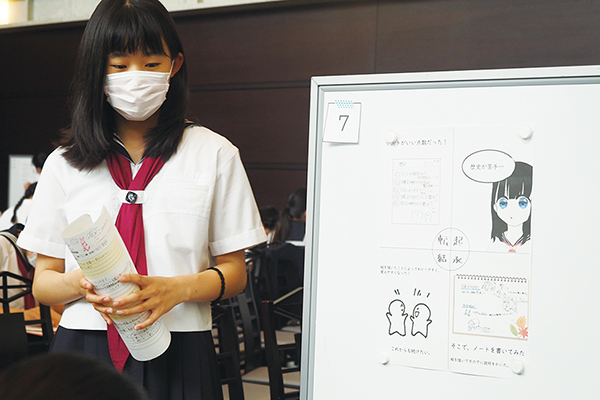 自分の苦手教科克服法をポスターセッションでアウトプットする生徒。仲間同士で「学び方を学ぶ」特別な時間です。