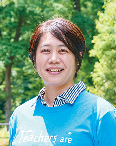 村岡佳代子さん。高1女子のママ。生徒の興味を広げる機会がたくさんある同校の教育方針に共感し、昨年度から「教職員への感謝の日」を実施。