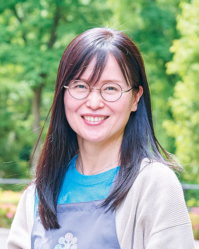 仲津肇美さん。中3女子のママ。「つながり会」の活動で、保護者同士、保護者と教員が交流できる「親カフェ」を企画し、月1回実施。