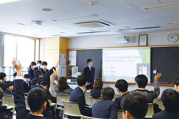 『CCジュニア』の探究祭では、クラス全員に発表を見てもらいます。クイズ形式の能動的なプレゼンテーションをするチームも。