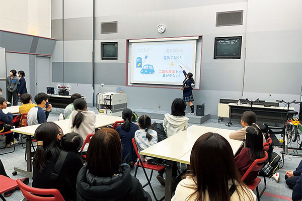 プログラムで学んだ知識を、生徒たちの手で小学生向けの授業に。近隣の小学生を同校に招いて、実験教室を行いました。