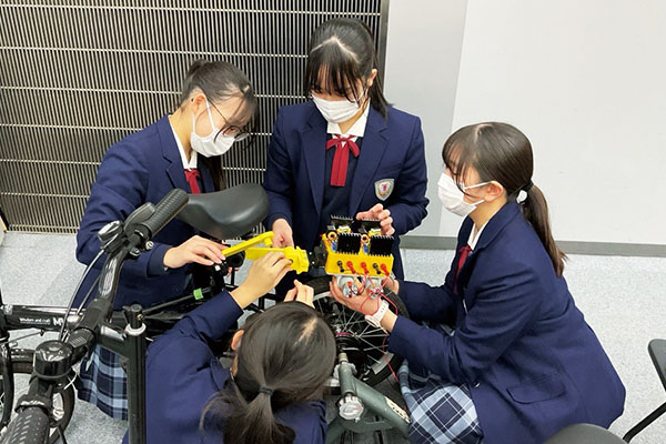自分たちで製作した自転車発電装置。小学生向けの実験教室で実演する際の準備や調整も生徒たちが担います。