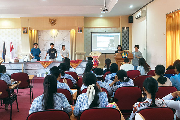 バリ島の高校生との交流会に参加し、現地の生徒と触れ合いました。