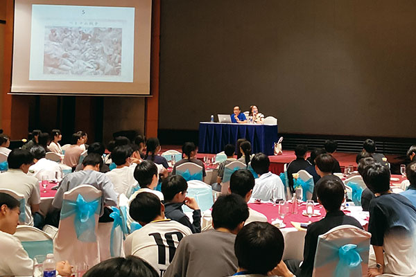 九州とベトナムの共通テーマは「平和」。九州・長崎を選んだ生徒は被ばく者の方からお話を聞き、ベトナムを選んだ生徒は、米軍が撒いた枯葉剤の犠牲者である元結合双生児・ドクさんの講演を聞いて、平和について考えます。