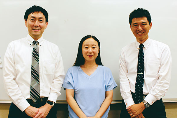 左から、副教頭・教務部長で理科の入英樹先生、進路支援部長で社会科の村越真紀子先生、入試広報部長で数学科の細野智之先生。