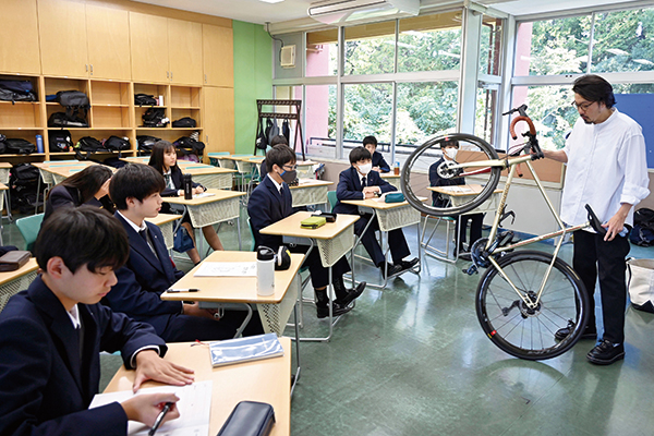 昨年行われた夢フォーラムでは、カスタム自転車を設計・販売する保護者の講義も開講。実際に自転車を持ち込んで行われた講義に、生徒たちも興味津々でした。