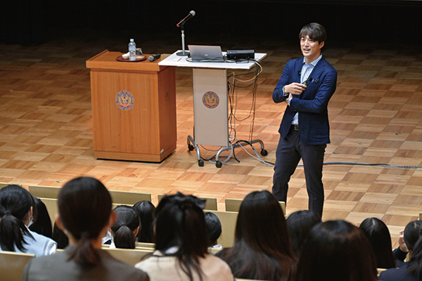 卒業生で日本テレビアナウンサーの梅澤廉さんが、夢フォーラムで講義を展開。夢をもつこと、夢を叶えること、夢を達成して膨らませること、ワクワクして行動することの大切さなど、生徒たちに熱いメッセージを贈りました。