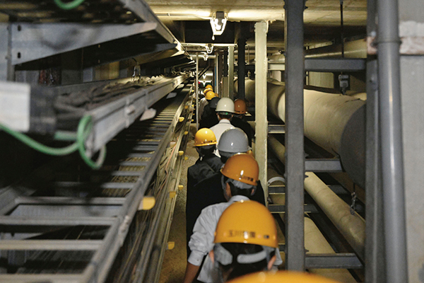 コスモスウィークでは1983年に設置された地下道も見学。全長約1860mに及ぶ共同溝が設けられたことにより、キャンパスには電柱がありません。