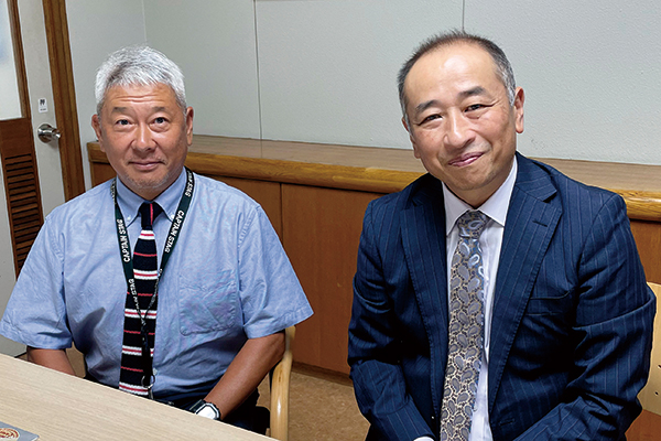 お話を伺った中学部長の中西郭弘先生（右）と、第8学年主任の小林潤先生（左）。