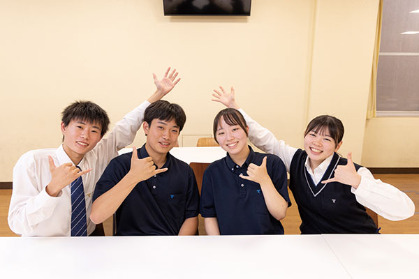 ハワイ研修についてお話を伺った高1生の皆さんの写真です