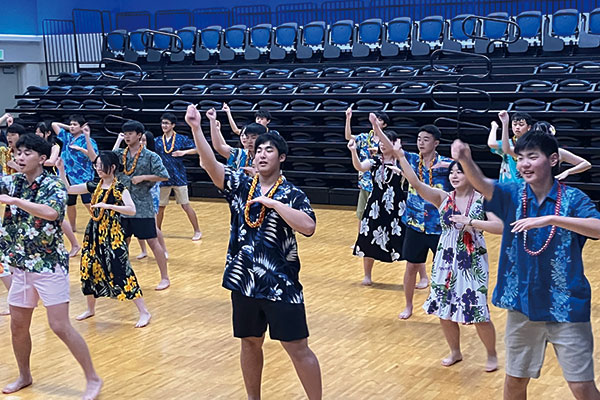 フラダンスを練習している写真です