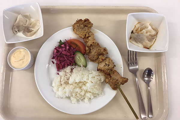 高3生が考案した世界の郷土料理もカフェテリアで提供されています。