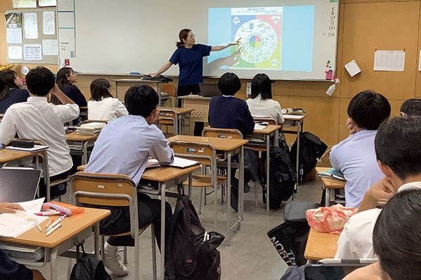 高2生は、食を栄養バランスの観点から学習。『4群弁当』のメニューを考案する取り組みへとつなげます。