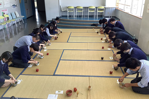 『教養』の授業で行われる茶道体験。『教養』の授業では、このほか礼状や手紙の書き方なども学びます。