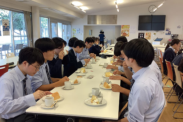 高3『教養』の授業では、カフェテリアでティータイムのマナー講習を実施。手作りのシフォンケーキが提供されました。