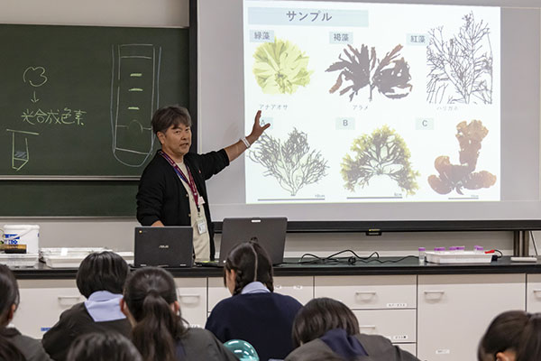 実験を始める前に、お茶の水女子大学サイエンス&エデュケーション研究所の先生から、実験の目的やポイントの説明を受けました。