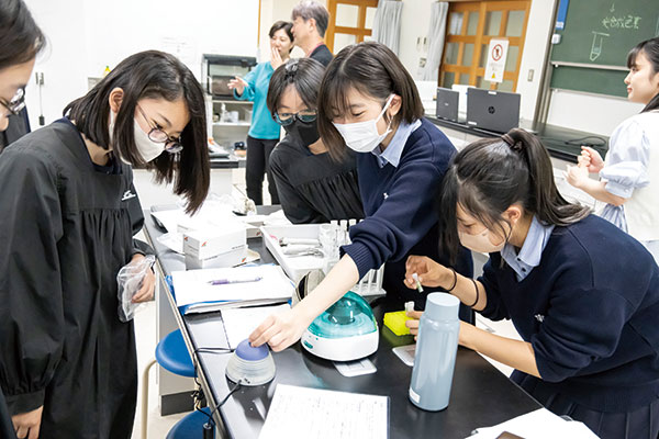 すりつぶした粉末に試薬を入れ、遠心分離機を使って上澄みを分離させます。生徒たちはしっかりと手順を確認しながら行っていました。