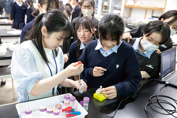 研究所の学生ティーチングアシスタントが、専門知識が必要なプロセスをサポート。乳鉢や遠心機など、あまりなじみのない実験器具の使い方もレクチャーしてくれました。