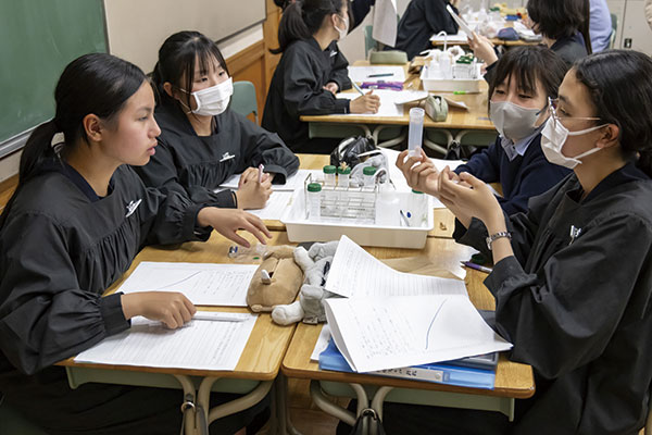 実験結果を基に、ポリエチレンとポリプロピレンの正確な密度を求める方法を話し合いました。授業で習った知識をフル活用して、考察を深めます。