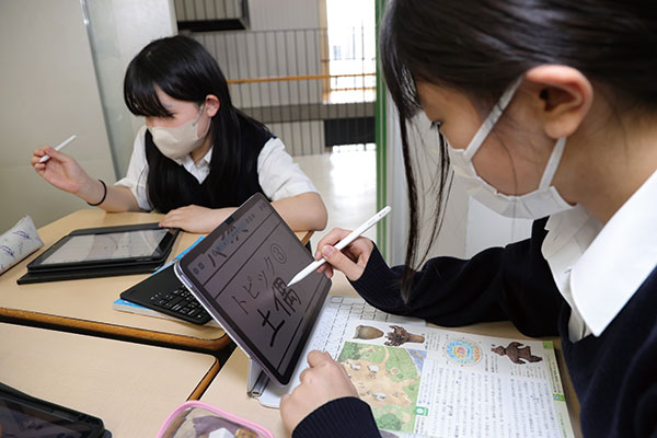 キーボード付きのタブレット端末を使う生徒もいれば、ノートPCやChromebookを使う生徒も。皆、思い思いの使い方で、デジタル端末を使いこなしています。