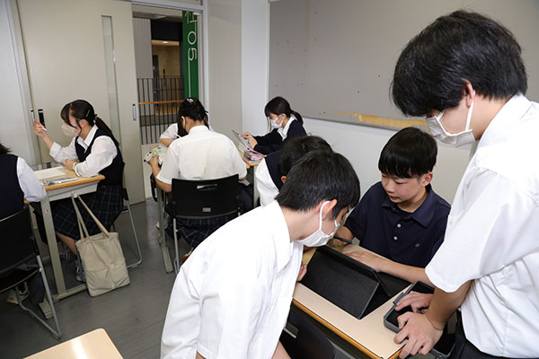 授業では、生徒の要望にも臨機応変に対応。当日の授業で、男女の席が分かれていたのは、その一例です。「新学年になり、まずは同性と仲良くなりたいという生徒の声が多かったので、この席順を取り入れました」(阿部先生)