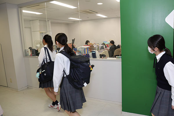 中の様子がわかる『社会科研究室』。生徒たちも気軽に質問に来ます。