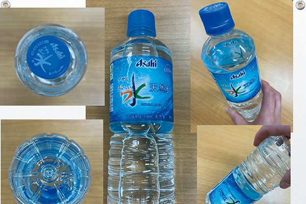 この日の中1の『自分を深める学習』では、まずさまざまな角度から撮影したペットボトルの写真を見せることからスタート。真正面からだけでなく、角度を変えて眺めることで、友達や物事の違った面が見えてくることに気づいてもらうためです。