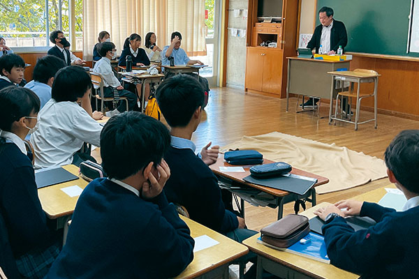 識字率の低い国々では、どんな困難があるのかも体感。それぞれにアラビア語で「水」「甘い水」「毒」と記された3本のペットボトルから1本を選んで飲みます。もちろん生徒はアラビア語が読めません。「毒」と書かれたペットボトルには塩水が入っていて、一口飲んだ生徒は顔をしかめ、字が読めないことの危険性を実感します。