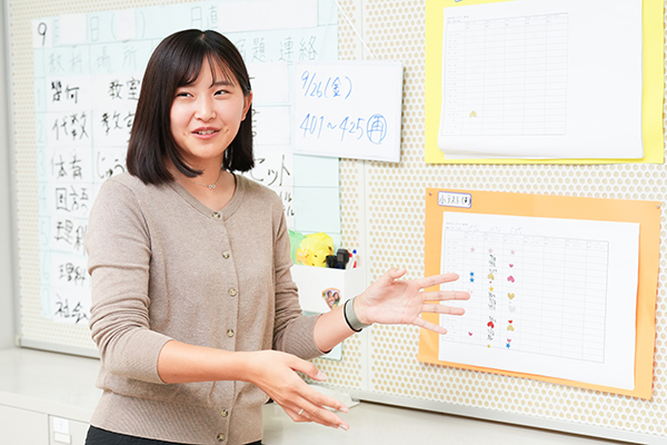 英単語の学習では記録を残す仕組みを取り入れています。「シールを貼ったり、成果を張り出したりすることで競争心が刺激され、学びが定着していく。生徒たちのやる気を引き出す工夫を大切にしています」（池内先生）