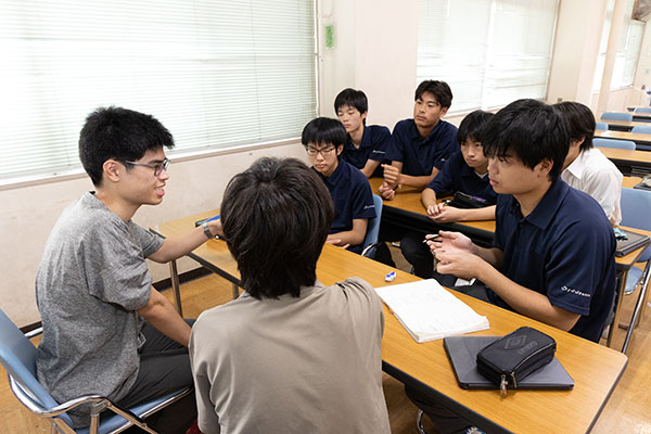 大学生活の様子や受験生としての過ごし方も紹介。多くの後輩たちと和やかに交流しました。